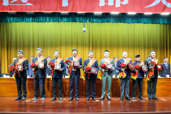 1739857865442514.jpg 集團董事長兼總裁方朝陽領(lǐng)獎.jpg